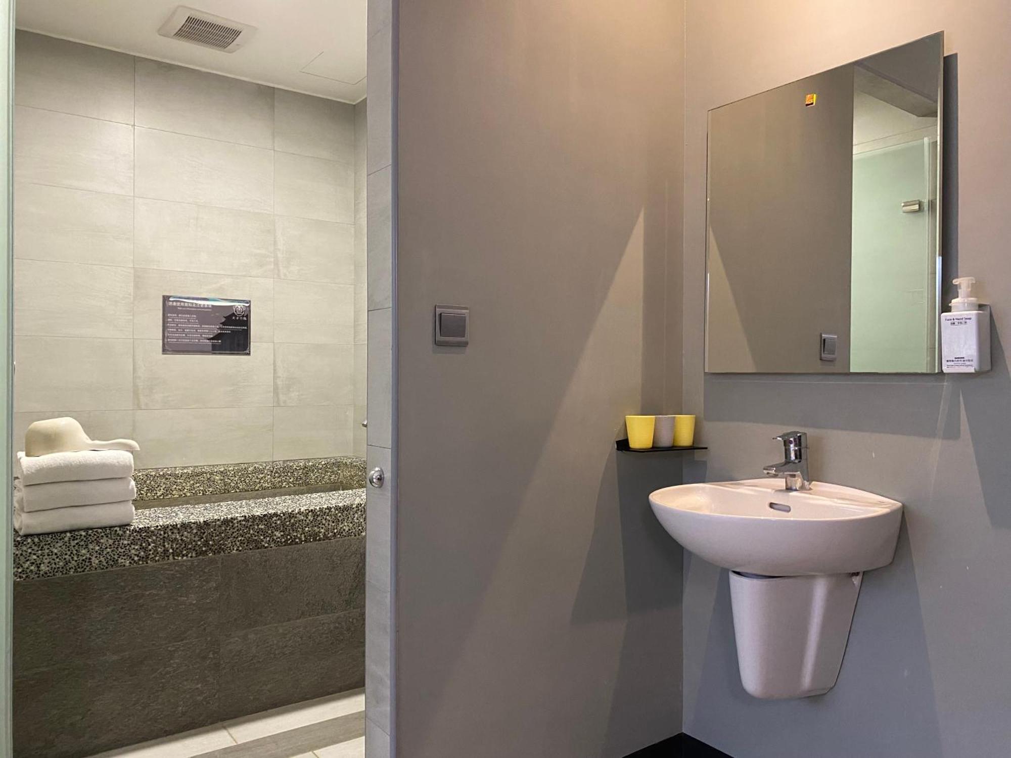 Prince Hotel Джиаоси Екстериор снимка