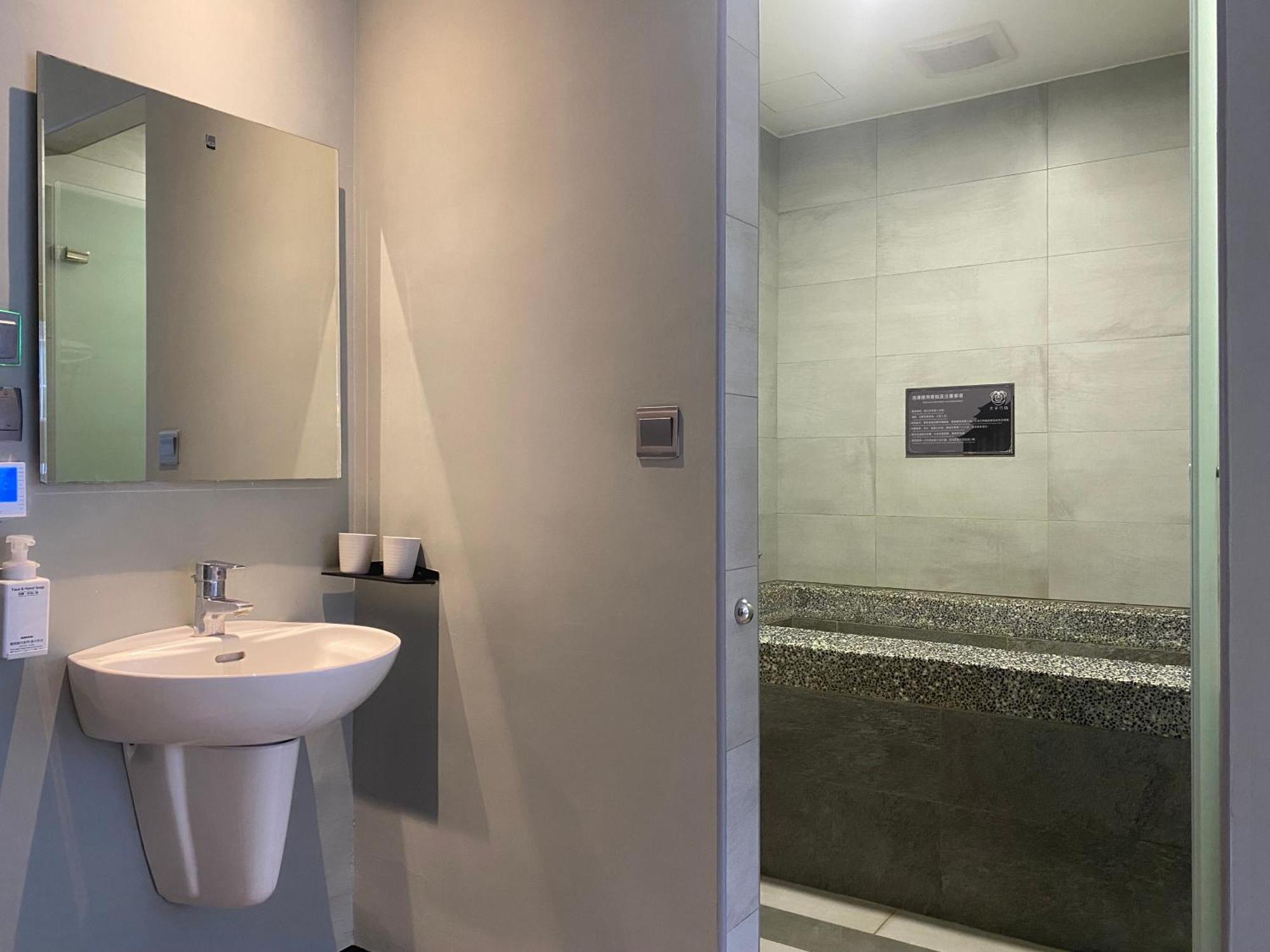 Prince Hotel Джиаоси Екстериор снимка